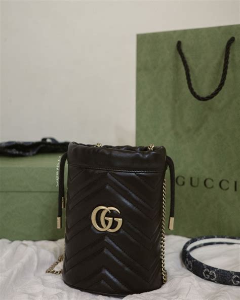 gucci 水桶 包 開 箱|黑色皮革GG Marmont 系列迷你水桶包 .